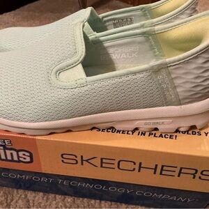 Skechers GOwalk Travel Slip-On Sneakers in Mint Green size 7